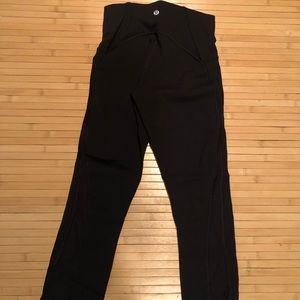 LULULEMON- HIGH RISE CROP 23 with SIDE MESH.